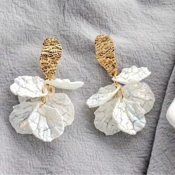New, Gold and White Floral Dangle Earrings - Picture 4 of 6